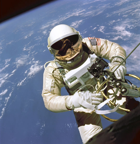 581px-EdWhiteFirstAmericanSpacewalker_1965_ws